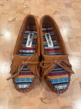 Minnetonka Women's Brown Suede Fringe Moccasins with Multicolor Textile 7.5